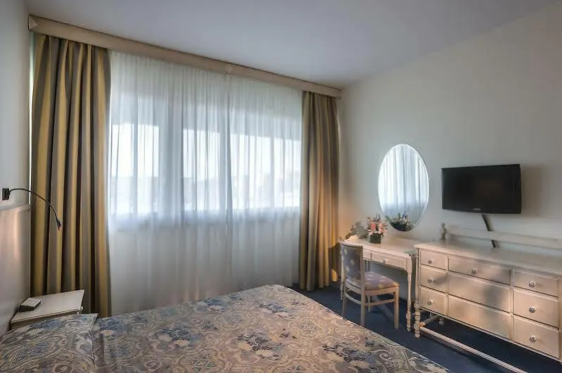Grand Hotel Continental Tirrenia 4*,